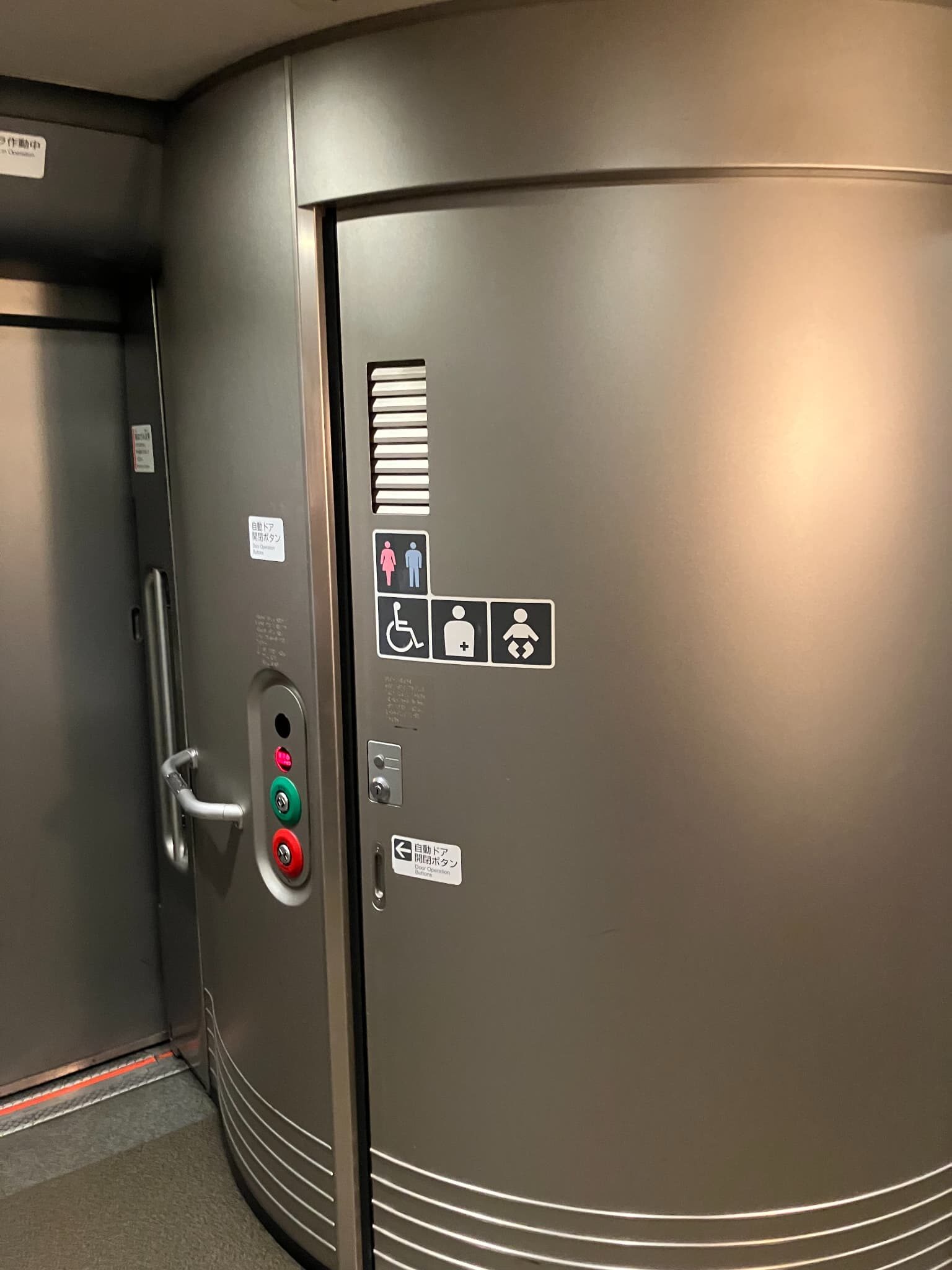 新幹線内の多目的トイレの入り口
